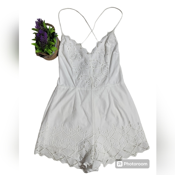 BP. White romper embroidered strappy back scalloped lace size M - Picture 1 of 14